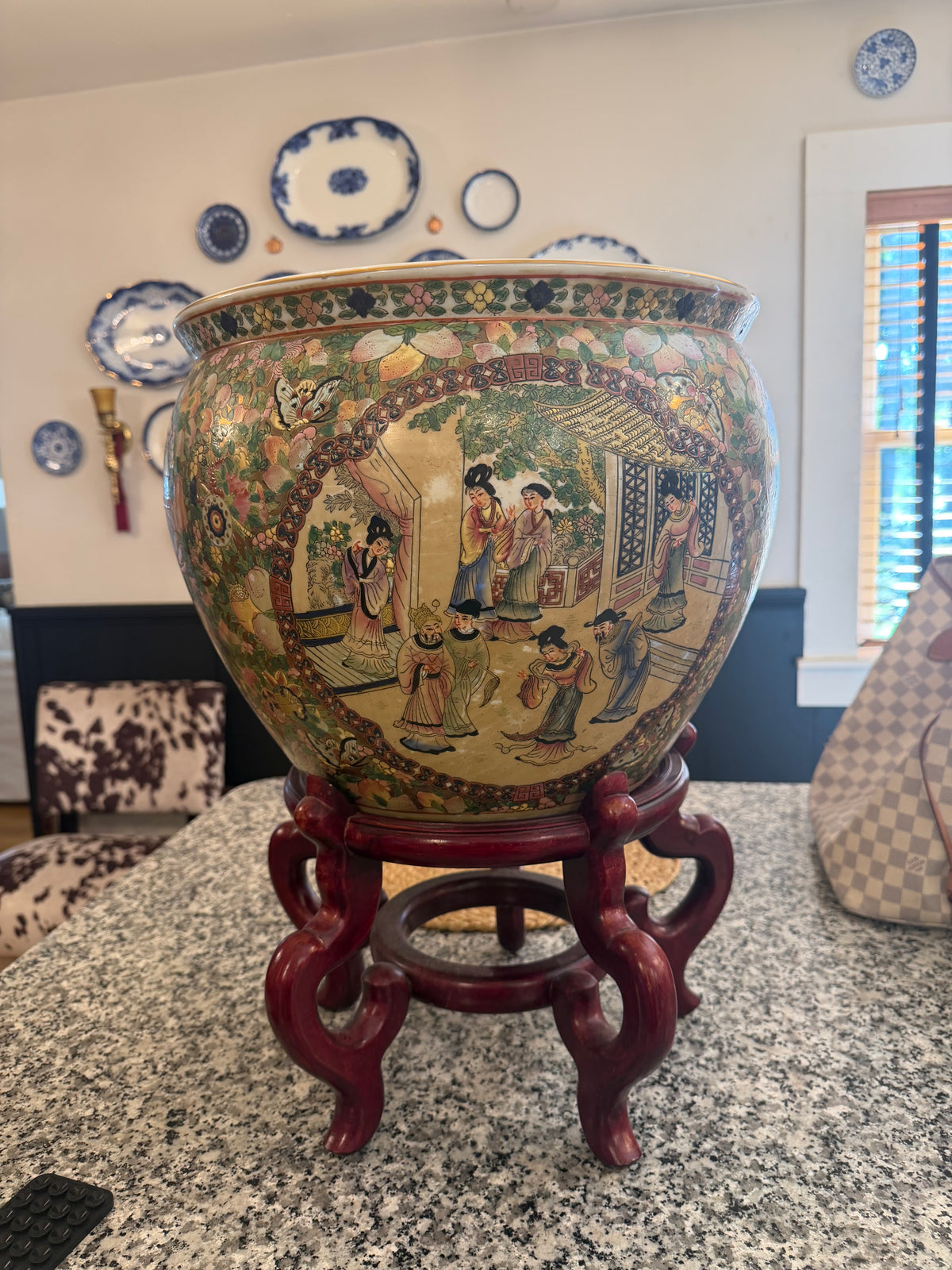 Rose Medallion Planter with Wooden Stand