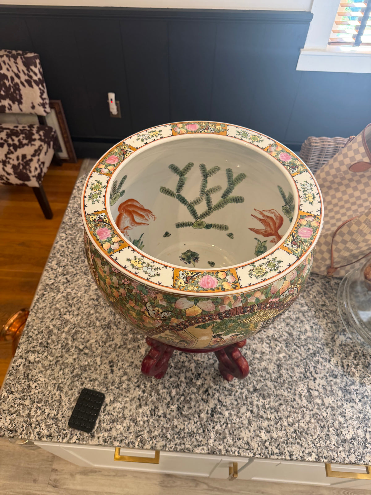 Rose Medallion Planter with Wooden Stand
